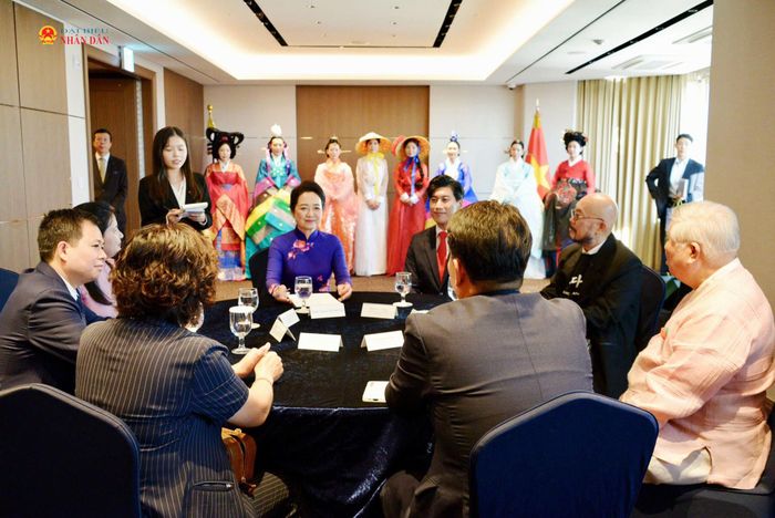 Phu nhân Nguyễn Thị Thanh Nga tiếp Chủ tịch Hiệp hội Phát triển Văn hóa Hàn Quốc Samuel Chung cùng các doanh nghiệp, Chủ tịch các Hiệp hội thiết kế, thời trang, Hiệp hội Thủ công, Hiệp hội thắt nút chỉ, nhà thiết kế thời trang, doanh nghiệp và các nhân sĩ Hàn Quốc
