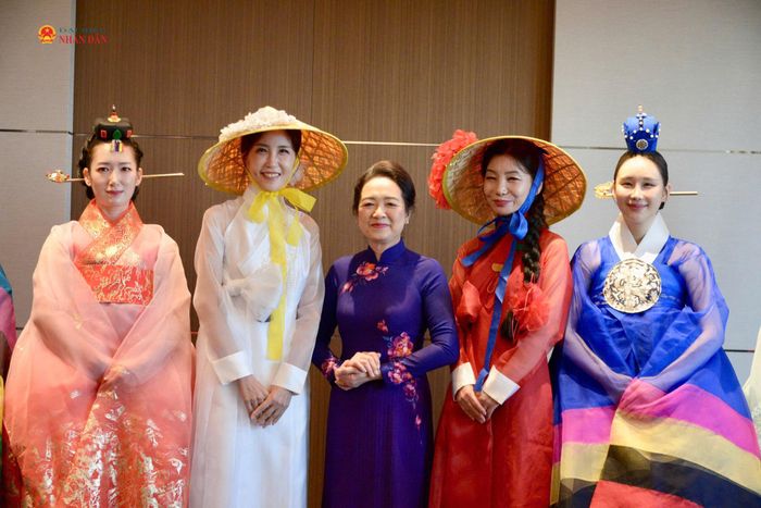 Phu nhân Nguyễn Thị Thanh Nga chụp ảnh lưu niệm với các nghệ nhân Hàn Quốc