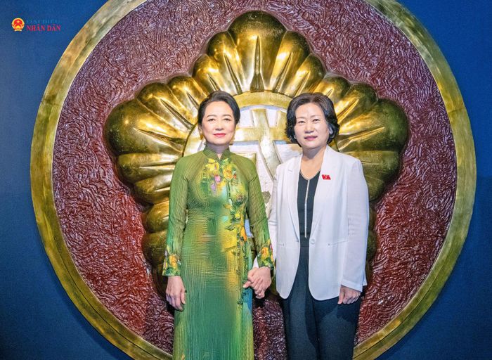 Phu nhân Nguyễn Thị Thanh Nga và Phu nhân Cho Mi-seon cùng tham quan các khu trưng bày trong Bảo tàng Quốc hội Hàn Quốc