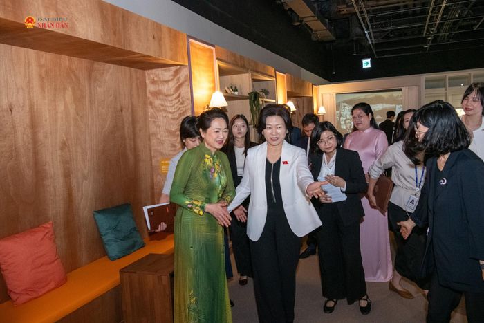 Phu nhân Nguyễn Thị Thanh Nga và Phu nhân Cho Mi-seon cùng tham quan các khu trưng bày trong Bảo tàng Quốc hội Hàn Quốc