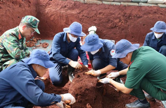 Lực lượng chức năng đã tìm thấy, quy tập được 6 hài cốt liệt sĩ tại khu vực sân bay Lộc Ninh cũ. Ảnh: ĐVCC