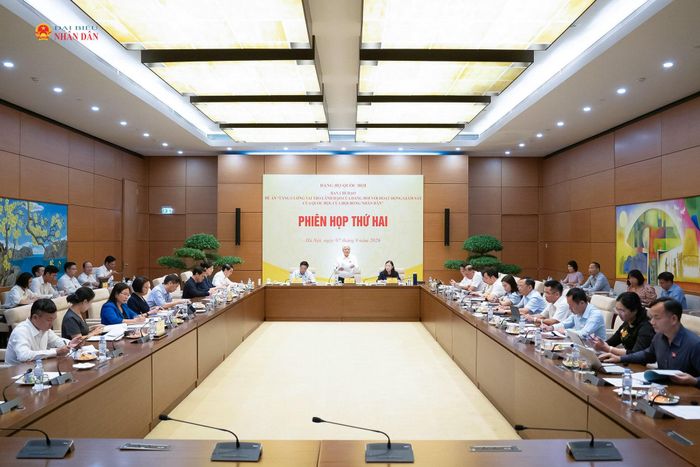 Phó Bí thư Thường trực Đảng ủy Quốc hội, Phó Chủ tịch Thường trực Quốc hội Đỗ Văn Chiến chủ trì Phiên họp