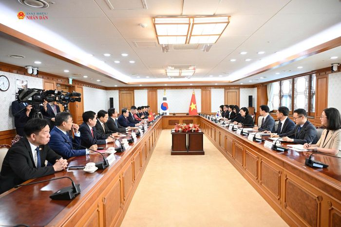 Chủ tịch Quốc hội Trần Thanh Mẫn hội kiến Thủ tướng Hàn Quốc Han Seong Sook