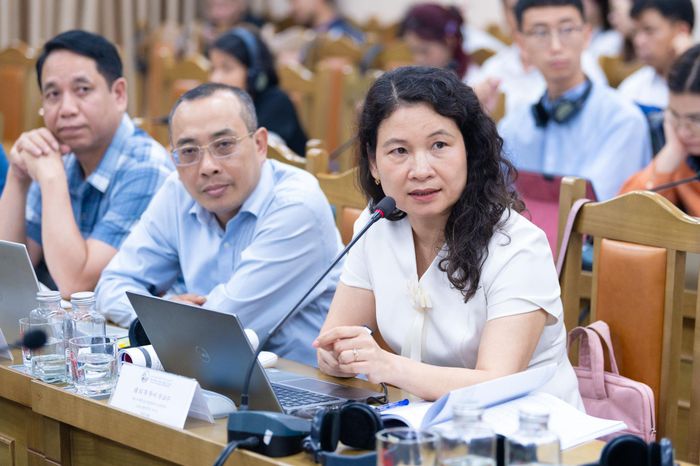 PGS.TS. Lê Thị Thu Thủy, Phụ trách Bộ môn Luật Tài chính - Ngân hàng, Khoa Luật Tư, Trường Đại học Luật, ĐHQGHN trình bày tham luận với chủ đề: Nhận diện và kiểm soát rủi ro pháp lý trong lựa chọn đối tác, đánh giá năng lực tài chính của đối tác và việc sử dụng các công cụ bảo đảm thanh toán. Ảnh: Huy Bảo