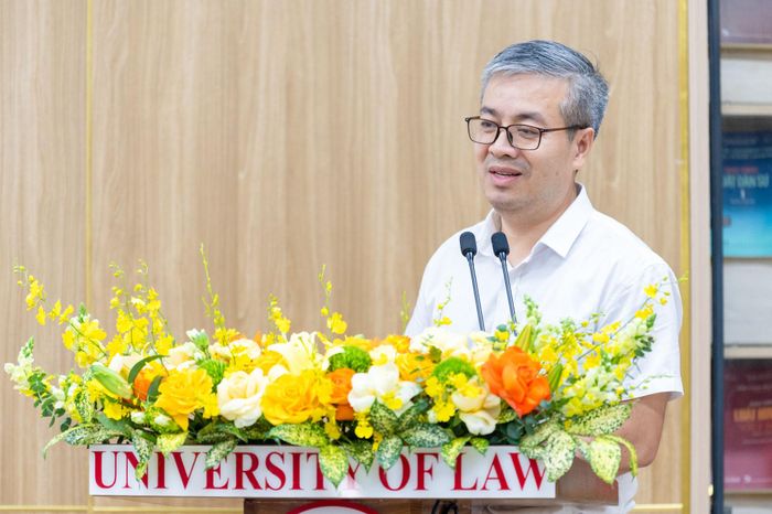 PGS.TS. Mai Văn Thắng, Quyền Trưởng phòng Khoa học Công nghệ, Hợp tác Phát triển và Đảm bảo Chất lượng, Trường Đại học Luật (Đại học Quốc gia Hà Nội) báo cáo và công bố Chương trình. Ảnh: Huy Bảo