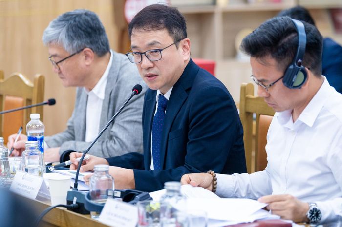 Luật sư Jeong Jung-ho, Công ty Luật Taeil trình bày tham luận với chủ đề: Tổng quan về rủi ro pháp lý khi ký kết và thực hiện hợp đồng giữa doanh nghiệp Việt Nam và doanh nghiệp Hàn Quốc. Ảnh: Huy Bảo
