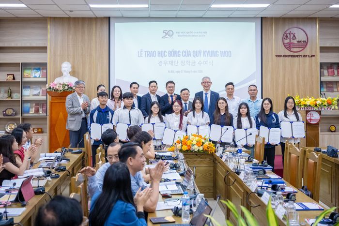Quỹ học bổng Kyungwoo (Hàn Quốc) trao tặng học bổng cho 9 sinh viên có thành tích học tập tốt tại Trường Đại học Luật. Ảnh: Huy Bảo