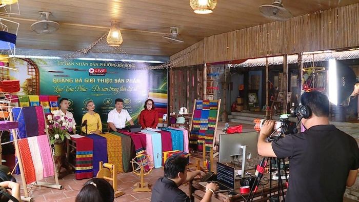 Phiên livestream “Lụa Vạn Phúc – Di sản trong thời đại số” trên fanpage “Phường Hà Đông 24/7” sáng 25/8/2026.