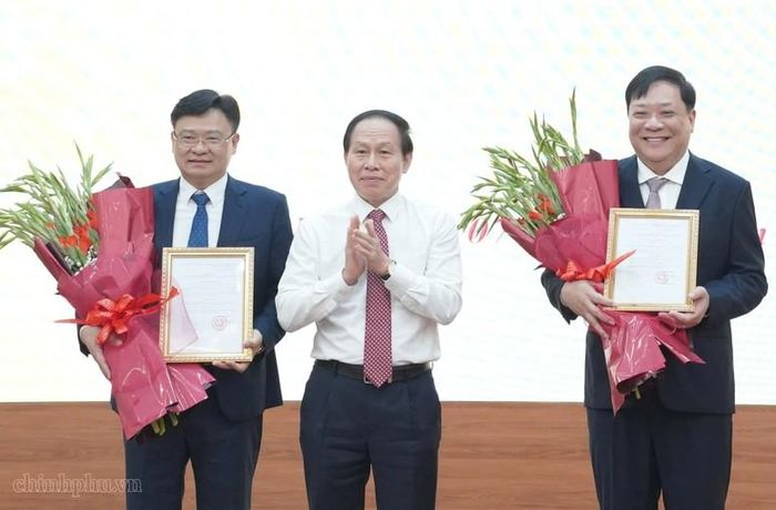 Phó Thủ tướng Lê Tiến Châu chúc mừng ông Phạm Thành Ngại (phải) và ông Nguyễn Thanh Tuấn (trái). Ảnh: CTTĐT Chính phủ
