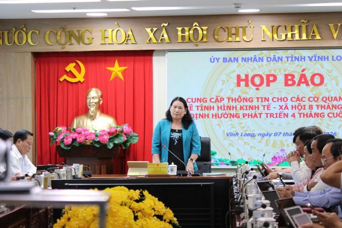Phó Chủ tịch UBND tỉnh Vĩnh Long Nguyễn Thị Bé Mười trao đổi tại cuộc họp báo - Ảnh: VGP.