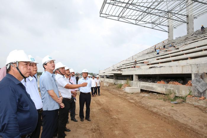 Chủ tịch UBND tỉnh Vĩnh Long Trần Trí Quang kiểm tra dự án kè chống sạt lở bờ sông Láng Thé kết hợp khán đài đua Ghe ngo - Ảnh: VGP.