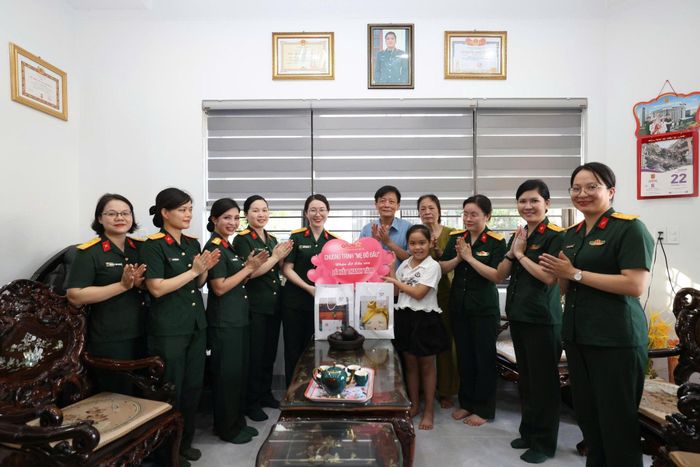 Thiếu tá Phạm Thị Ngọc Hà và các đồng nghiệp gắn với chương trình "Mẹ đỡ đầu".