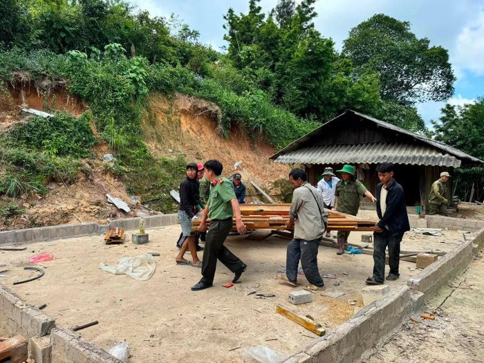 Cán bộ, chiến sĩ Công an gần dân, sát dân, chủ động có mặt tại những địa bàn khó khăn. Ảnh bocongan.gov.vn