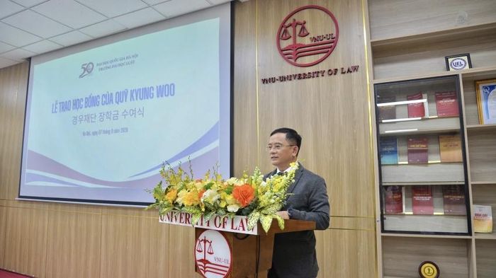 PGS.TS. Nguyễn Tiến Vinh, Hiệu trưởng Trường Đại học Luật, ĐHQGHN phát biểu tại Hội thảo