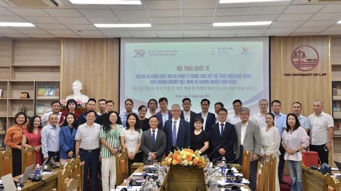 Các vị đại biểu chụp ảnh lưu niệm tại Hội thảo