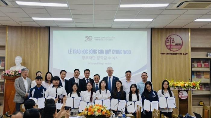 Đại diện Quỹ Kyung Woo (Hàn Quốc) trao học bổng cho 9 sinh viên xuất sắc của Trường Đại học Luật, ĐHQGHN