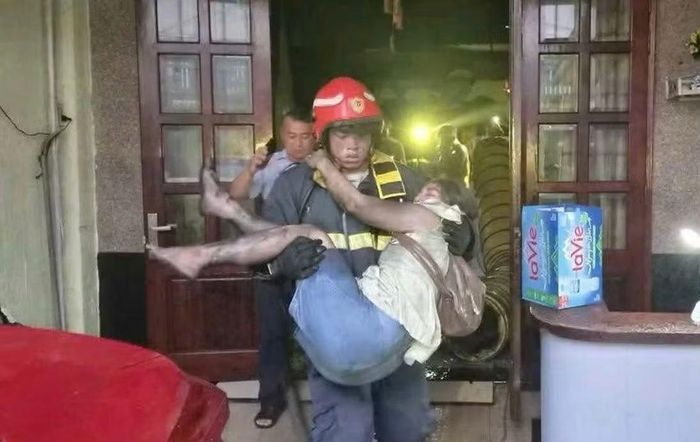 Cứu hộ tiếp cận đưa những người mắc kẹt trong đám cháy ra ngoài.