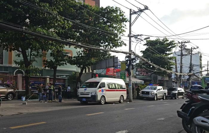 Các lực lượng túc trực tại hiện trường vụ cháy.