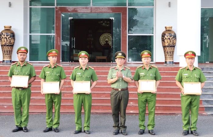 Đại tá Phan Ngọc Tính, Phó Giám đốc trao thưởng nóng Phòng Cảnh sát hình sự và giấy khen của Giám đốc Công an tỉnh Vĩnh Long tặng các cá nhân có thành tích xuất sắc.