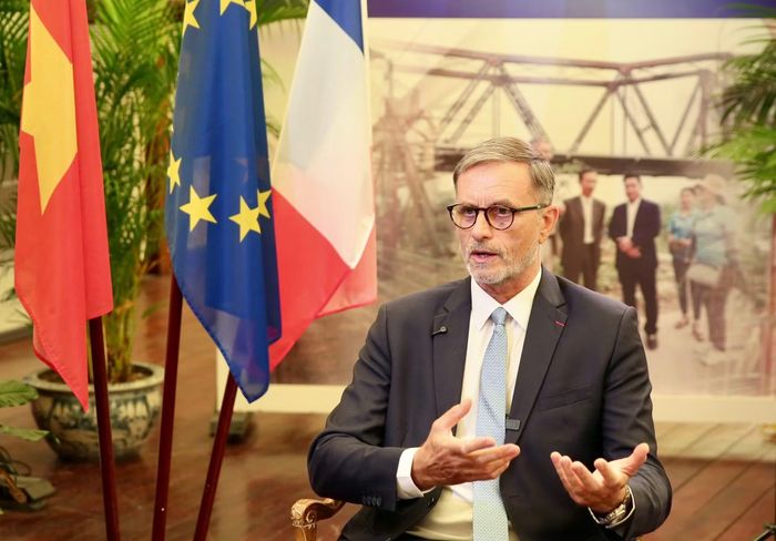 Đại sứ Pháp tại Việt Nam Olivier Brochet trao đổi với báo chí.