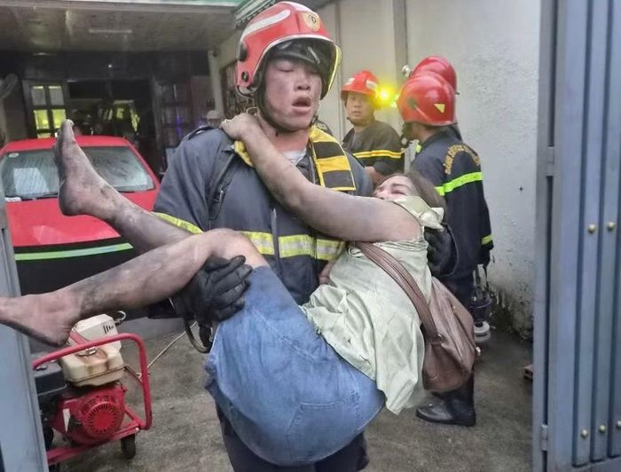 Tổ cứu nạn cứu hộ tiếp cận đưa các nạn nhân ra ngoài an toàn.