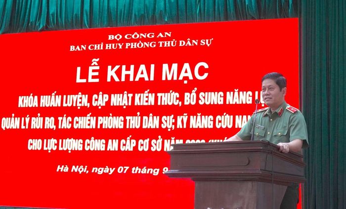 Thiếu tướng Nguyễn Hồng Nguyên phát biểu tại buổi lễ.