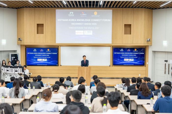 Đại diện lãnh đạo Đại học Yeungnam chia sẻ kinh nghiệm với các nhà nghiên cứu trẻ Việt-Hàn.