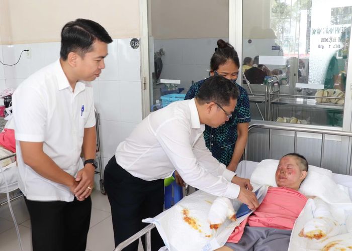 Ông Phạm Minh Tuấn, Phó Chủ tịch Ủy ban MTTQ Việt Nam TP Hồ Chí Minh thăm nạn nhân đang điều trị tại bệnh viện.