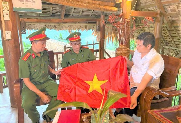 Treo cờ Tổ quốc trong những ngày lễ lớn của đất nước đã trở thành nét đẹp văn hóa của người dân ở Pù Luông.