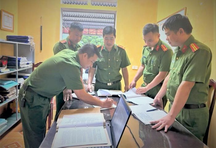 Công an xã Pù Luông chủ động xây dựng phương án bảo đảm an ninh, trật tự, tăng cường lực lượng tuần tra, kiểm soát tại những khu vực đông người, các tuyến đường, điểm du lịch và địa bàn tập trung nhiều cơ sở lưu trú.