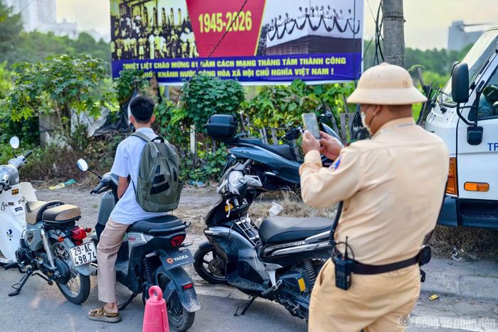 Hai em học sinh vi phạm giao thông.