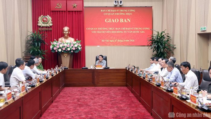 Bộ trưởng Lương Tam Quang chủ trì cuộc họp giao ban.