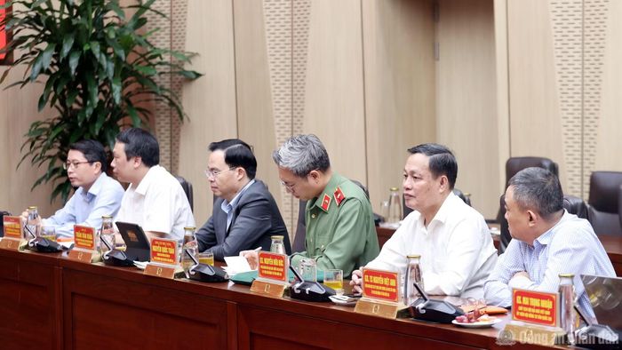 Các đại biểu dự cuộc họp giao ban.