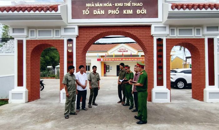 Công an phường Bàn Thạch trao đổi nhiệm vụ đảm bảo ANTT với các thành viên “Tổ tự quản 5 trong 1” tại tổ dân phố Kim Đới.