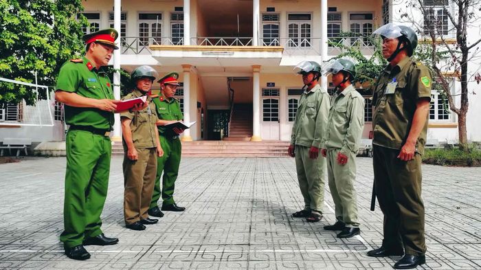 Cán bộ Công an phường Bàn Thạch trao đổi tình hình ANTT với các thành viên tổ tự quản tại tổ dân phố Trà Cai và lực lượng tham gia bảo vệ ANTT ở cơ sở.