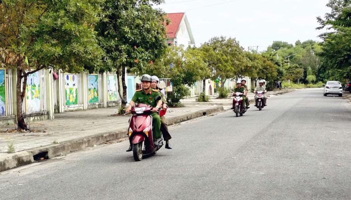Thành viên “Tổ tự quản 5 trong 1” tại tổ dân phố Trà Cai tham gia tuần tra đảm bảo ANTT với lực lượng Công an phường Bàn Thạch.
