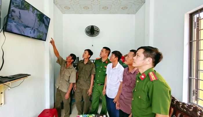 Thành viên “Tổ tự quản 5 trong 1” tại tổ dân phố Kim Đới giới thiệu hệ thống camera an ninh trên địa bàn với cán bộ Công an phường Bàn Thạch.