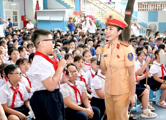 Học sinh tham gia các hoạt động của chương trình.