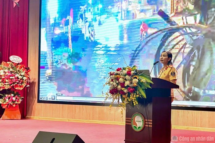 Báo cáo viên Phòng CSGT phổ biến Luật TTATGT đối với hơn 300 tân sinh viên Trường Đại học Tài nguyên và Môi trường Hà Nội.