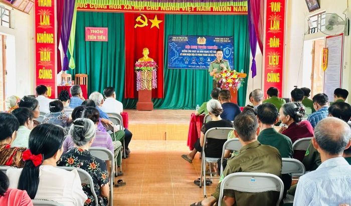 Các buổi tuyên truyền lưu động được tổ chức thường xuyên tại các thôn xóm, đối tượng trang bị kiến thức phòng ngừa tội phạm trên không gian mạng là những người già.