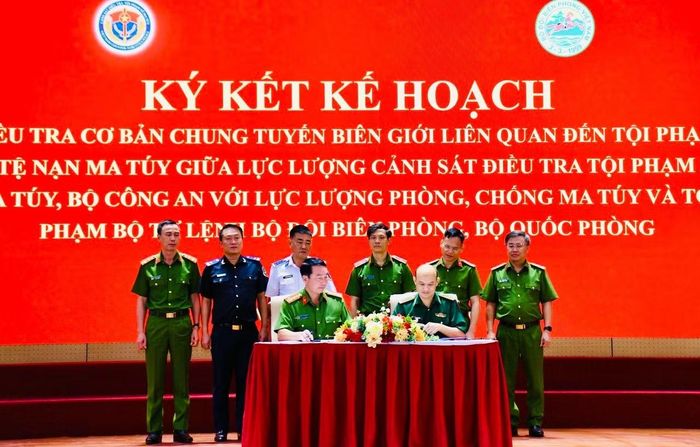 Đại tá Bùi Duy Hưng, Phó Cục trưởng Cục Cảnh sát điều tra tội phạm về ma túy (Bộ Công an) và Đại tá Nguyễn Tiến Mão, Phó Cục trưởng Cục Phòng chống ma túy và tội phạm (Bộ Tư lệnh Bộ đội Biên phòng) ký kết kế hoạch điều tra cơ bản phối hợp.