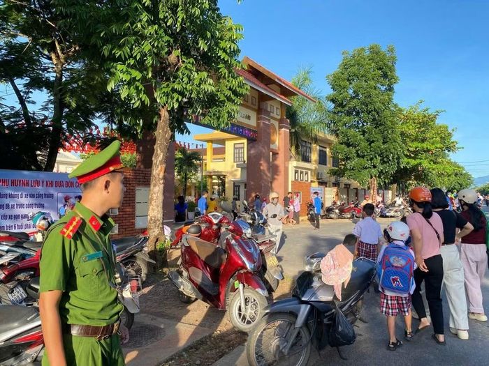 Công an Quảng Trị đảm bảo an ninh trường học; hướng dẫn phụ huynh, học sinh về an toàn giao thông.