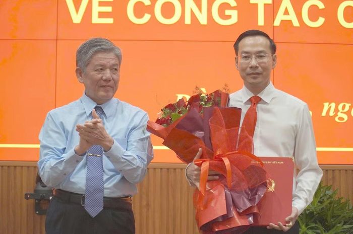 Đồng chí Ngô Chí Cường, Ủy viên Trung ương Đảng, Bí thư Tỉnh ủy tặng hoa chúc mừng Tân Phó Bí thư Tỉnh ủy Đồng Tháp.