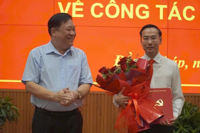 Đồng chí Phạm Thành Ngại, tân Phó Tổng Thanh tra Chính phủ tặng hoa chúc mừng đồng chí Nguyễn Thanh Nhàn, tân Phó Bí thư Tỉnh ủy Đồng Tháp.