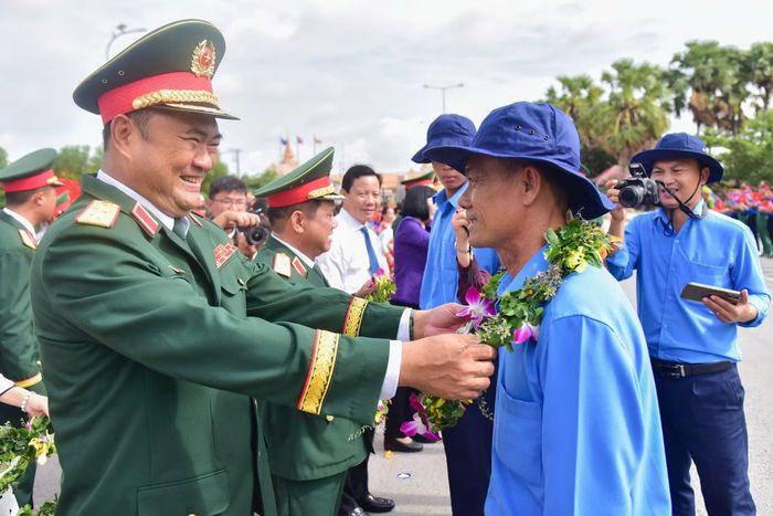 Trung tướng Lê Xuân Thế, Ủy viên Trung ương Đảng, Tư lệnh Quân khu 7 tặng hoa, động viên cán bộ chiến sĩ các Đội K trước giờ lên đường làm nhiệm vụ.