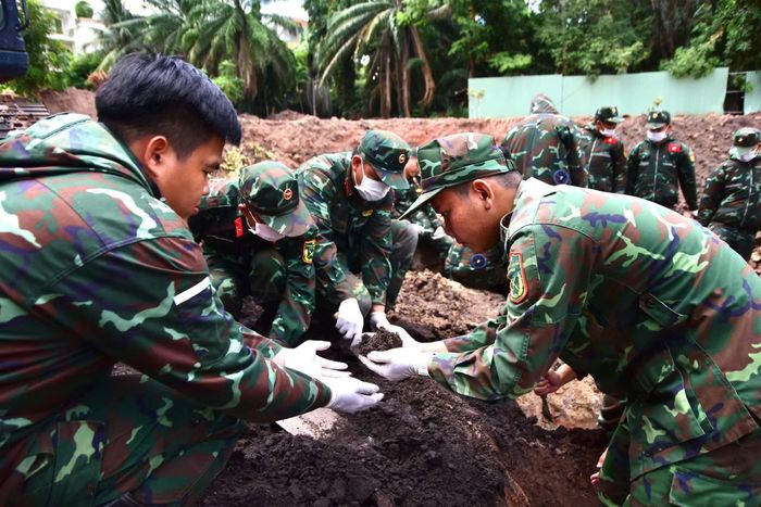 Các cán bộ chiến sĩ làm nhiệm vụ tiếp tục tìm được thêm nhiều hài cốt liệt sĩ tại Công viên Lê Thị Riêng.