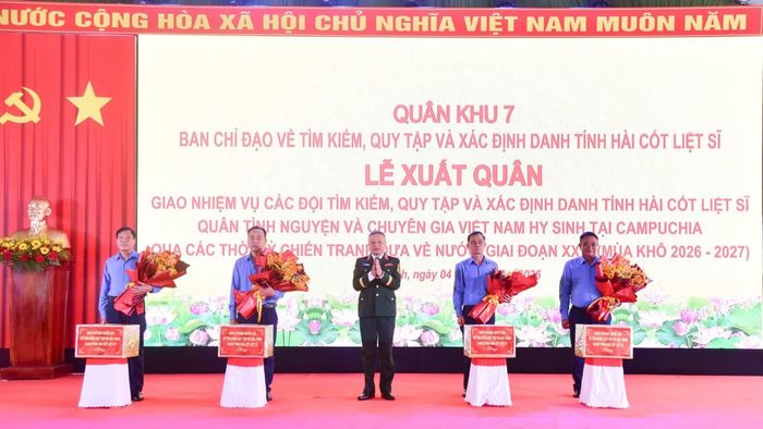 Thượng tướng Lê Quang Minh, Phó Chủ nhiệm Tổng cục Chính trị QĐND Việt Nam tặng quà động viên các Đội K trước khi lên đường làm nhiệm vụ.