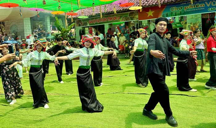 Du khách cùng đồng bào hoà nhịp biểu diễn tại Làng Văn hoá - Du lịch các dân tộc Việt Nam.