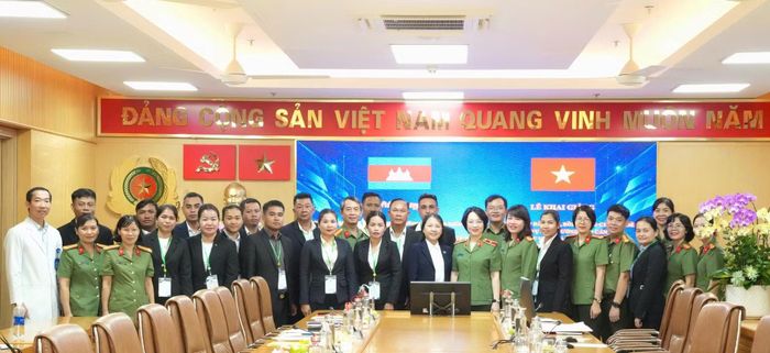 Lãnh đạo các đơn vị cùng các đại biểu tại buổi lễ.