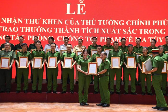 Thứ trưởng Nguyễn Văn Long trao thưởng đột xuất của Bộ Công an cho 55 tập thể có thành tích trong đấu tranh 2 chuyên án.